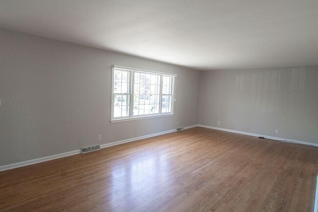 Building Photo - 2207 Bushnell Dr