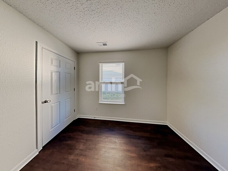 Building Photo - 15425 Dry Creek Rd