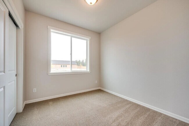 Building Photo - Beautiful Newer Model Home with Open Floor Plan, A/C & Fenced Yard!