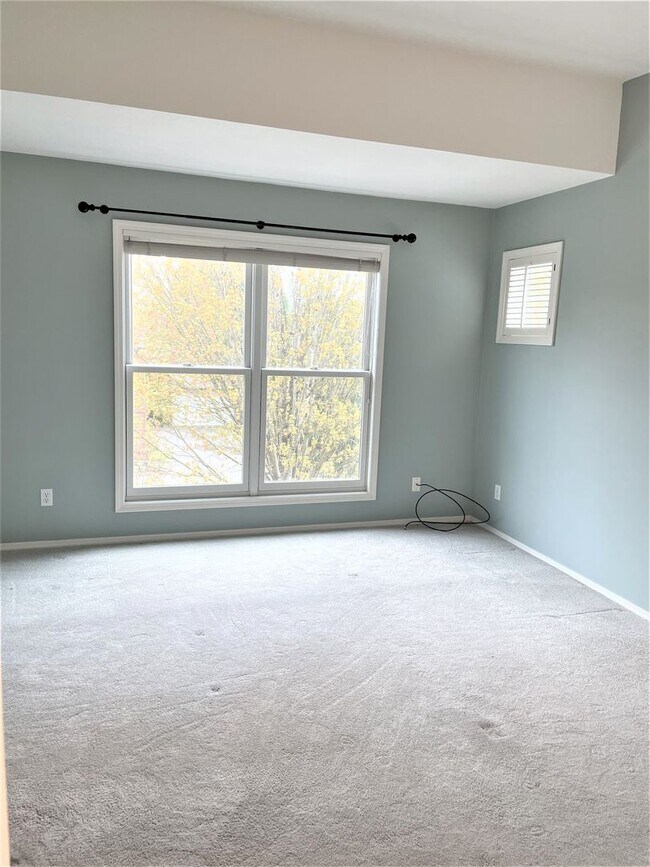 Building Photo - NW townhouse with double Master Suites, pa...