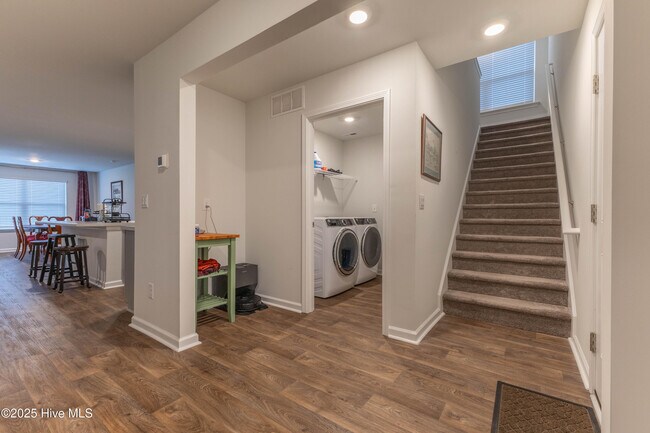 Building Photo - 509 Birdsong Dr