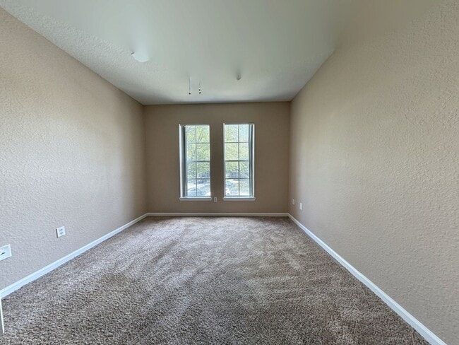Building Photo - 9301 Crescent Loop Cir