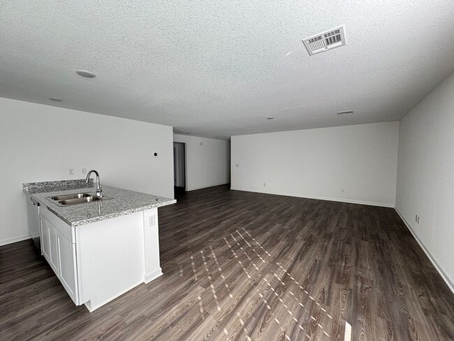 Building Photo - 3 bedroom Newer home