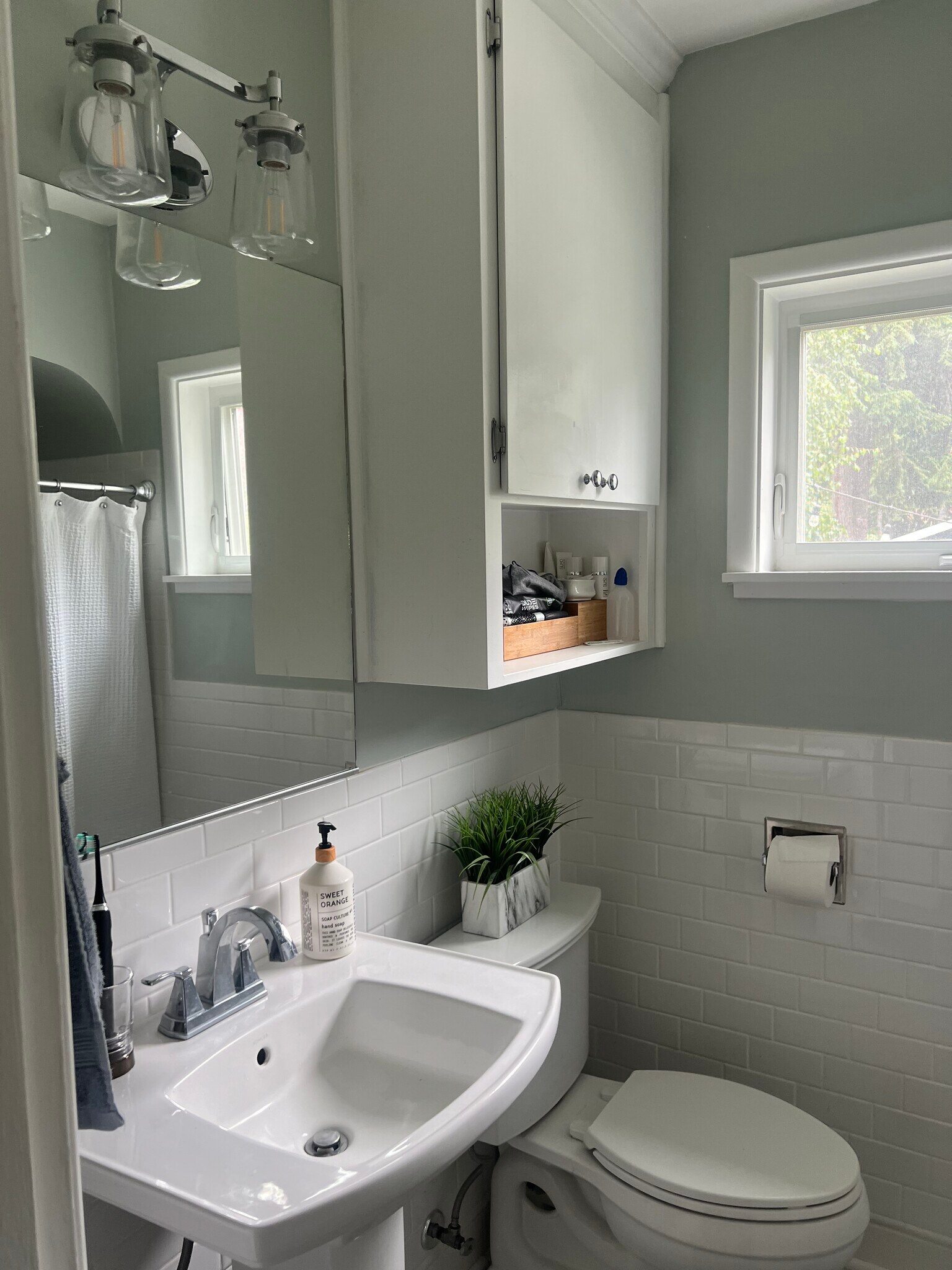 Shared bathroom - 943 N Alder St