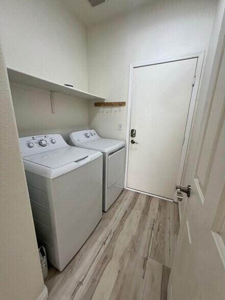 Building Photo - 2493 W Richmar Ave