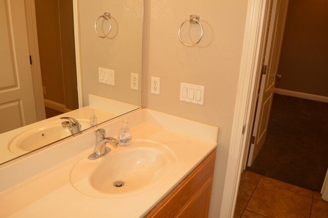Building Photo - 418 Sunshine Way