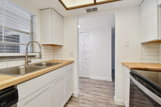 Building Photo - 9700 Starkey Rd