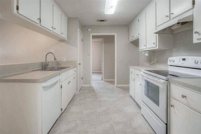 Building Photo - 3011 Sand Dr