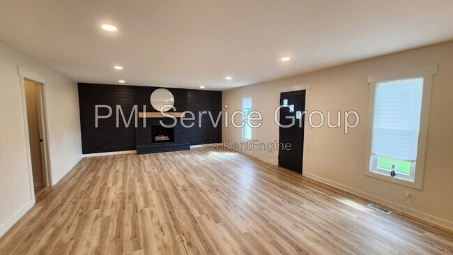 Building Photo - 7749 Lyman Ave