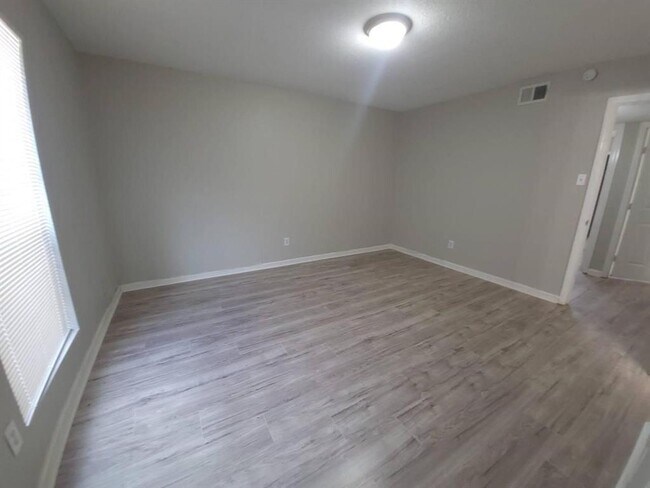 Building Photo - 8100 Creekbend Dr