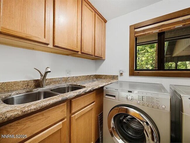 Building Photo - 445 Country Club Dr