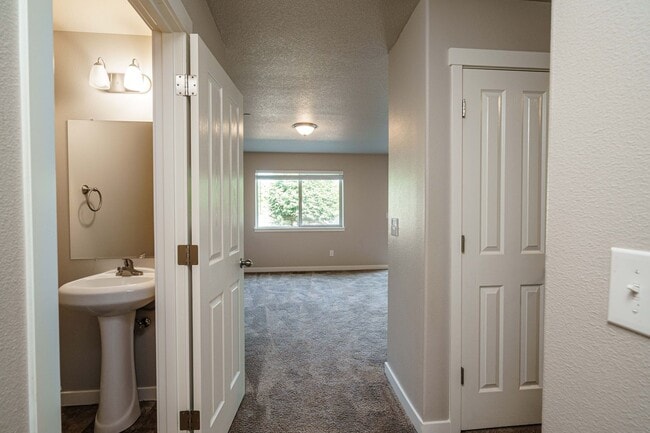 Building Photo - Easy I-205 Access - 3 Bedroom 2.5 Bath Townhouse