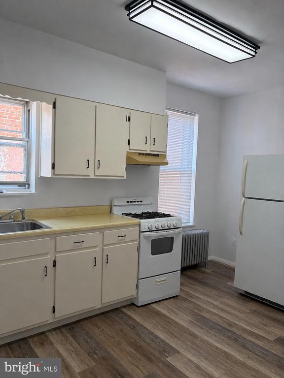 Building Photo - 445 Roxborough Ave