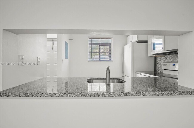 Building Photo - 606 Gardens Dr