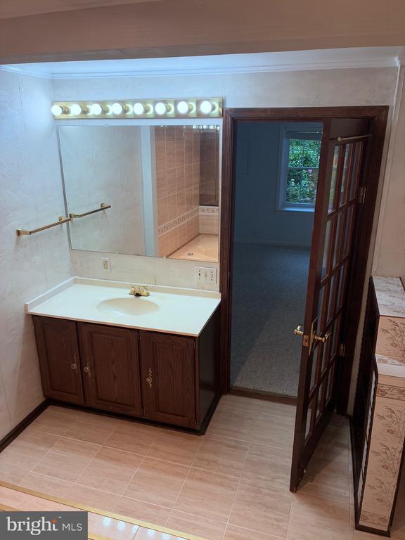 Building Photo - 7209 Lake Cove Dr