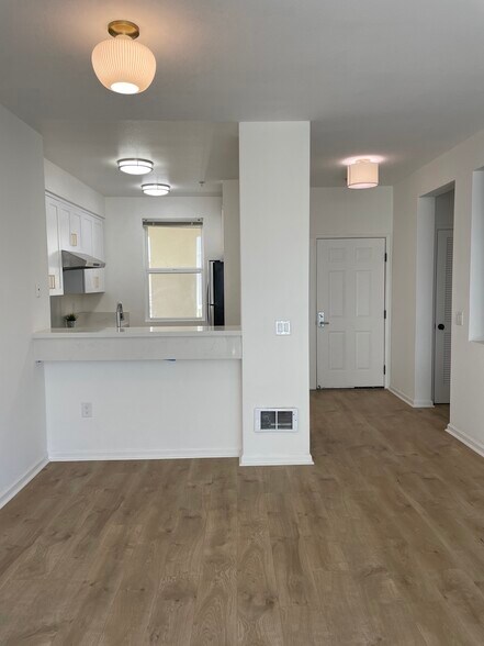 Dining area with sputnik lighting - 1 Crescent Way