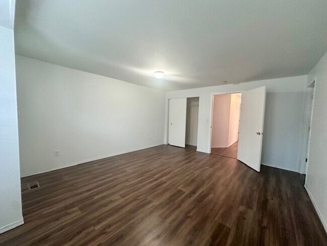 Building Photo - Spacious 4 bedroom - Ready Now