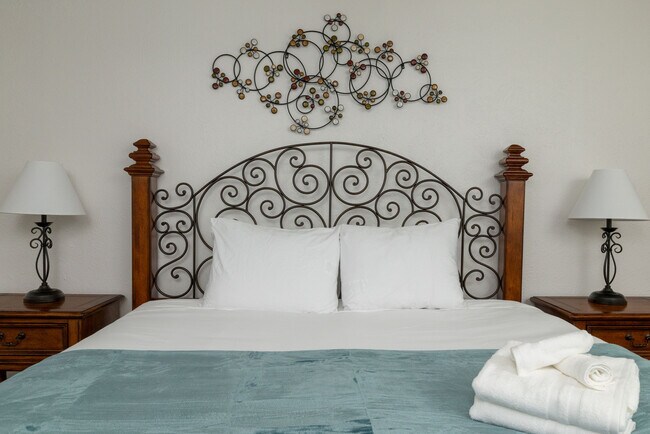 Building Photo - 864 Warwick Dr