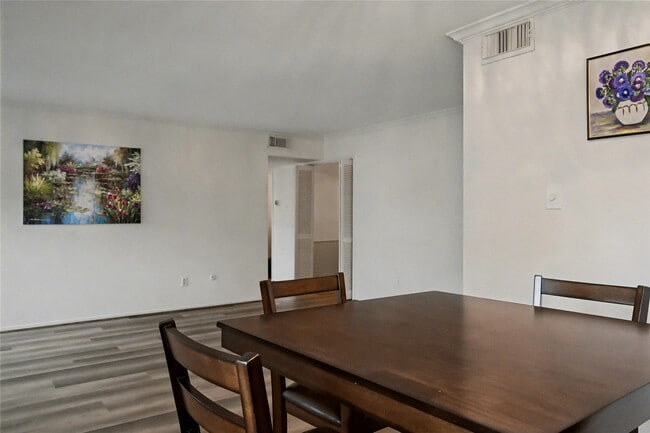 Building Photo - 357 N Post Oak Ln