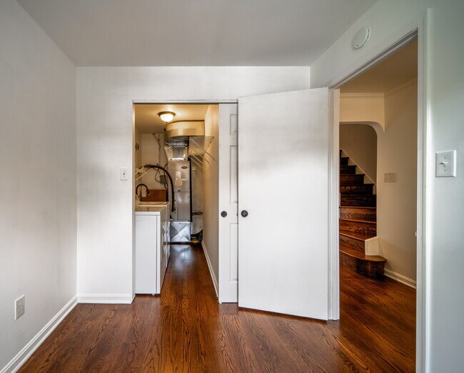 Building Photo - Sophisticated Townhome Steps from East Fal...