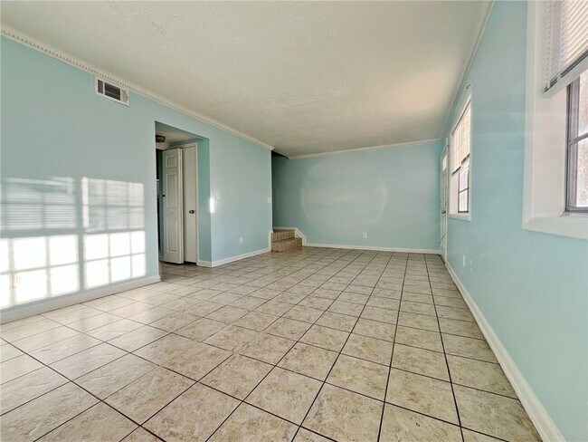 Building Photo - 2946 N Dekalb Dr