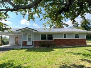 Building Photo - 3 Bedroom 1 Bathroom House with carport on...