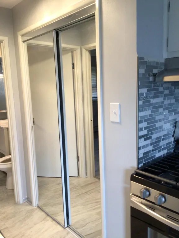 Building Photo - 7043 S East End Ave