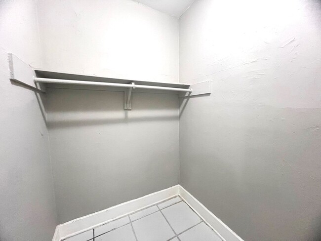 Building Photo - Studio Apartment Rental across from the park