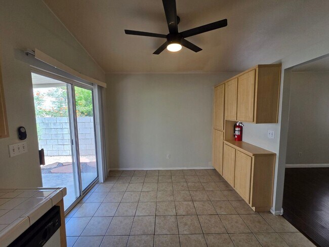 Building Photo - Cozy 3 Bedroom Single Story Home with a Den