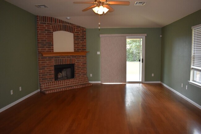 Building Photo - Gorgeous house in Skipcha Estates! HUMONGOUS!