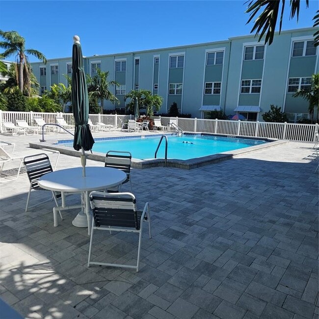 Building Photo - 701 Poinsettia Rd