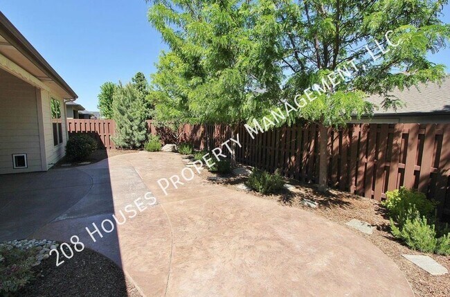 Building Photo - Immaculate Single-Level Home