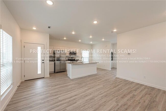 Building Photo - 621 St Charles Pl