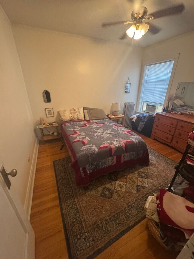 Building Photo - Lovely and Very Large Ravenswood Manor 1 BR