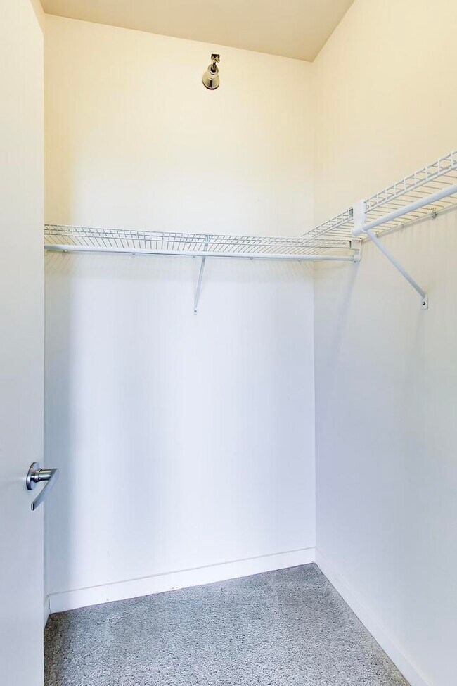 Building Photo - 720 N Larrabee St