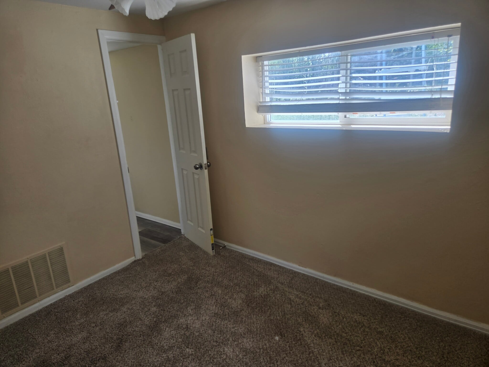 Building Photo - 1620 River Dr