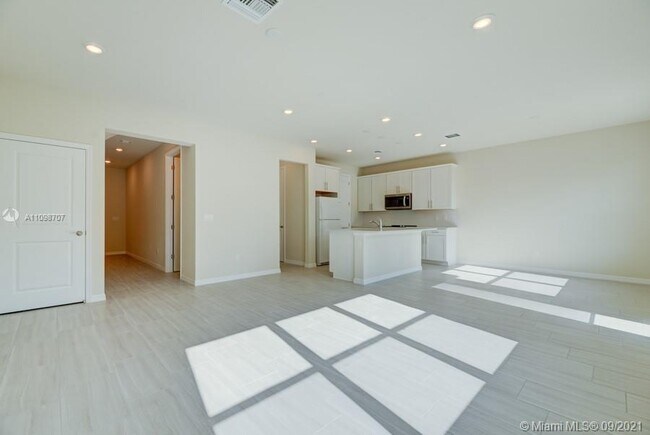 Building Photo - 1585 Evergreen Terrace