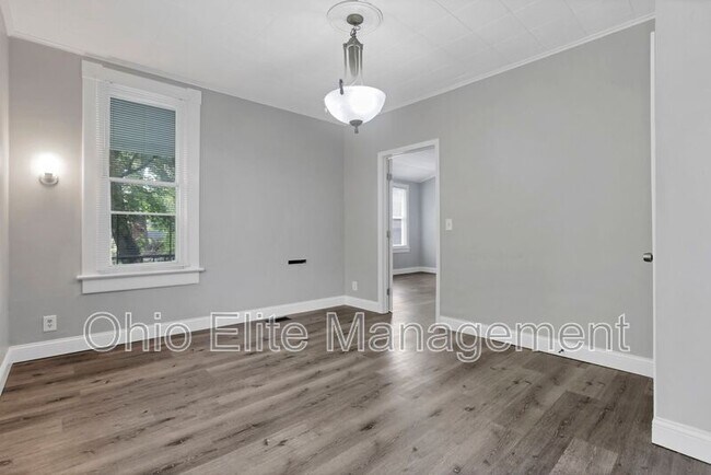 Building Photo - 341 E Markison Ave