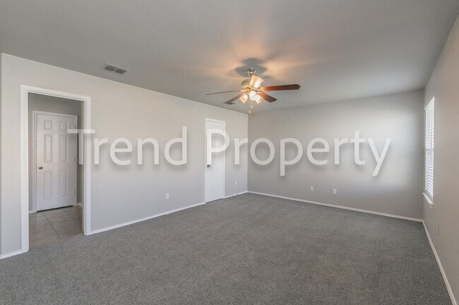 Building Photo - Beautiful Single Story 4 bedroom in Burles...