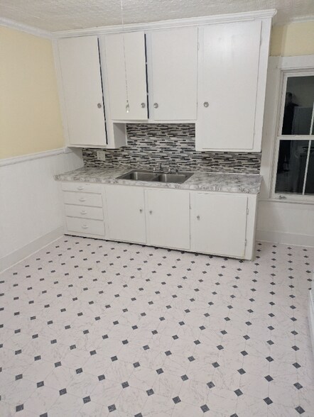 Building Photo - 47 Knapp St