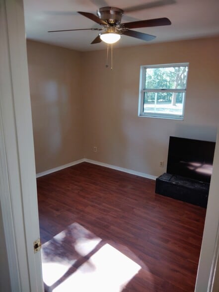 Bedroom with ensuite bathroom - 3075 Patricia Dr