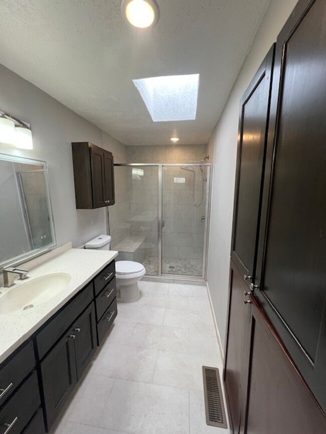 Building Photo - Beautifully Remodeled 2 Bedroom 1 Bath 1 C...