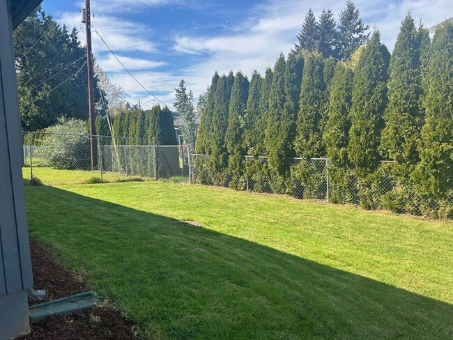 Building Photo - 2 BD Duplex with Garage!