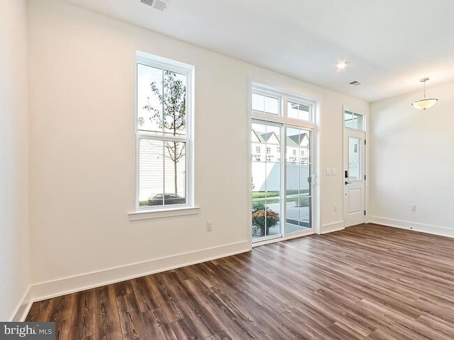 Building Photo - 6105 Vivaldi Rd