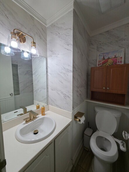 Building Photo - 230 Shadybrook Ln