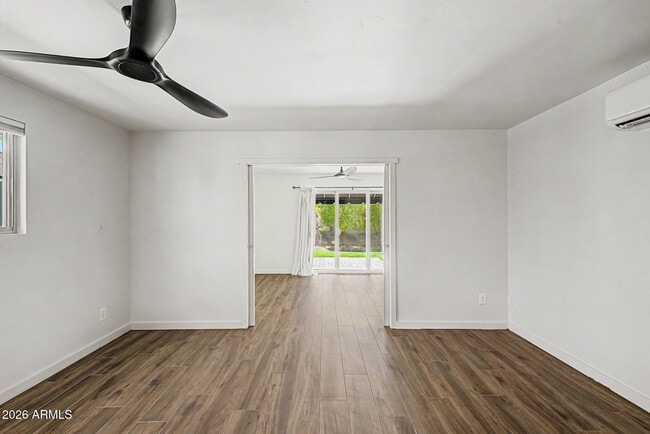 Building Photo - 521 W Mariposa St