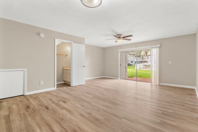 Building Photo - Beautiful Temple Terrace Townhome!