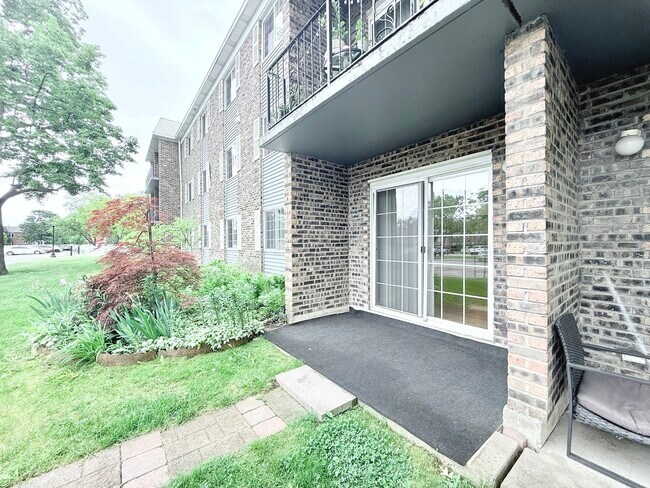 Building Photo - 1525 N Windsor Dr
