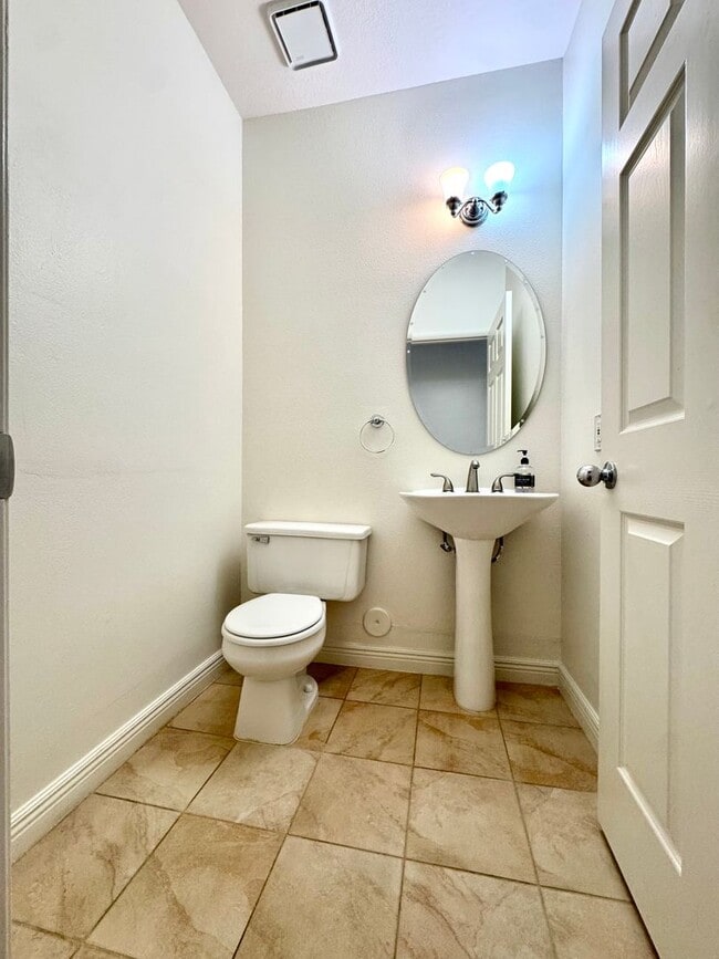 Building Photo - Beautiful 2 Story, 2 Bedroom plus Large Loft Condo in Aliso Viejo