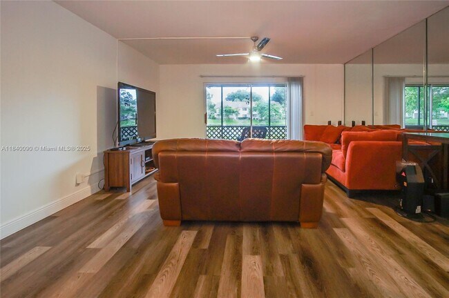 Building Photo - 407 Gardens Dr